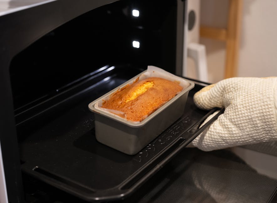 Plaque de petits gâteaux dorés sortant du four