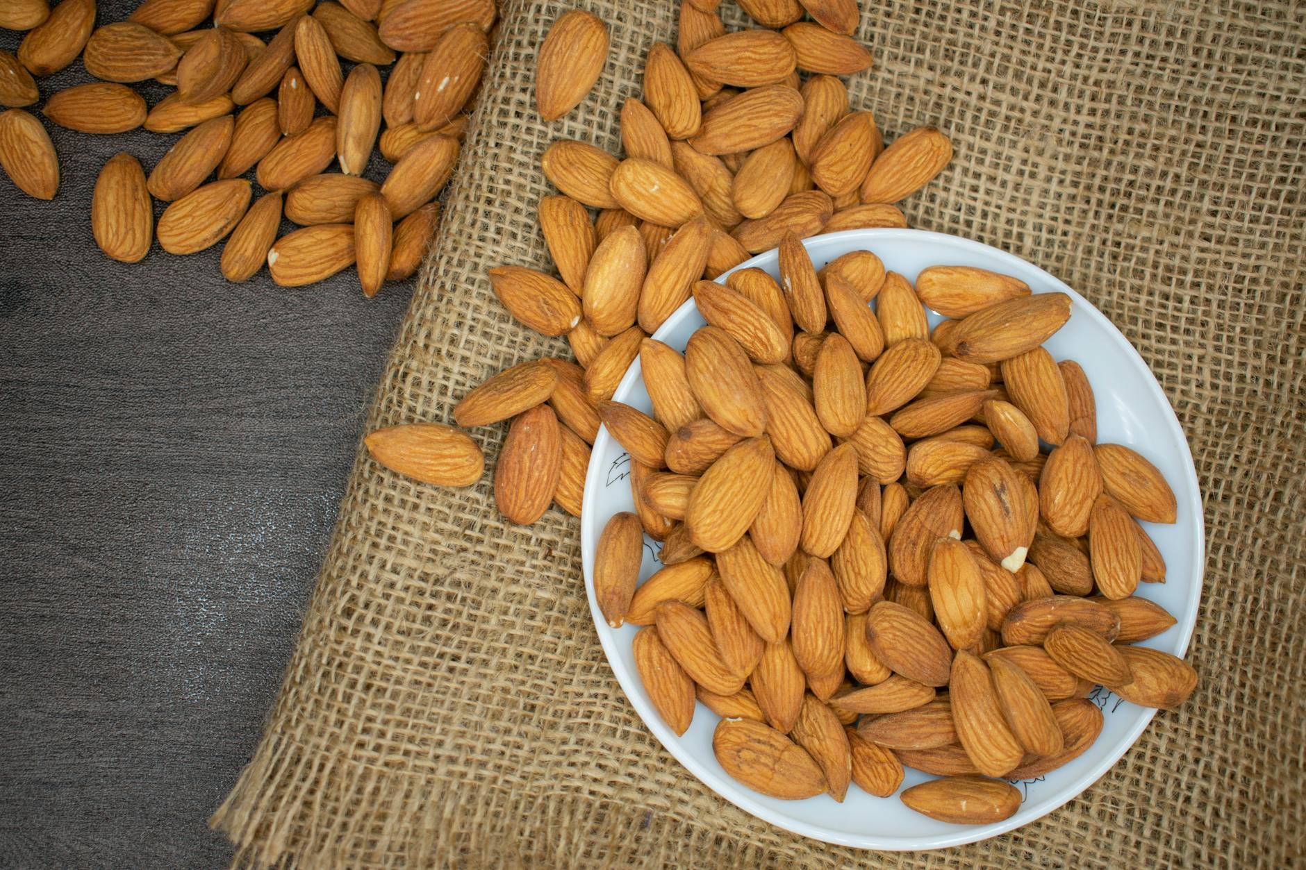 Pâte à financier dans un cul-de-poule avec spatule