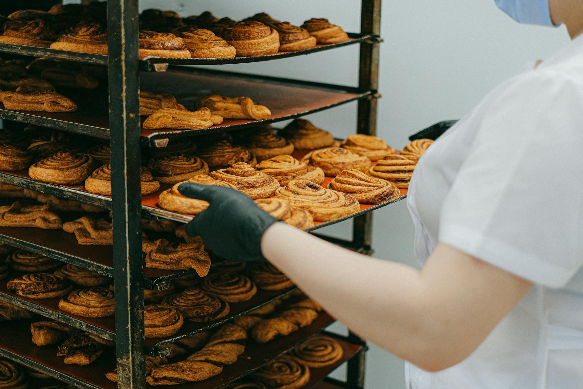 Pâte à brioche en cours de pétrissage manuel sur un plan de travail fariné