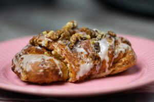 Brioche aux pralines roses tranchée révélant la mie filante