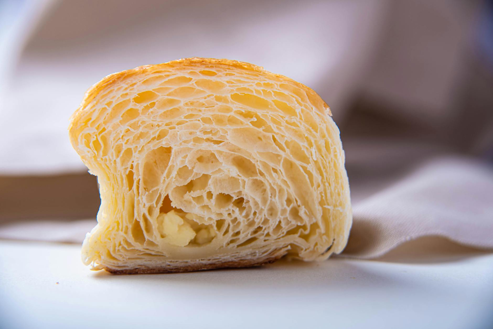 Pâte feuilletée en cours de tourage avec beurre apparent