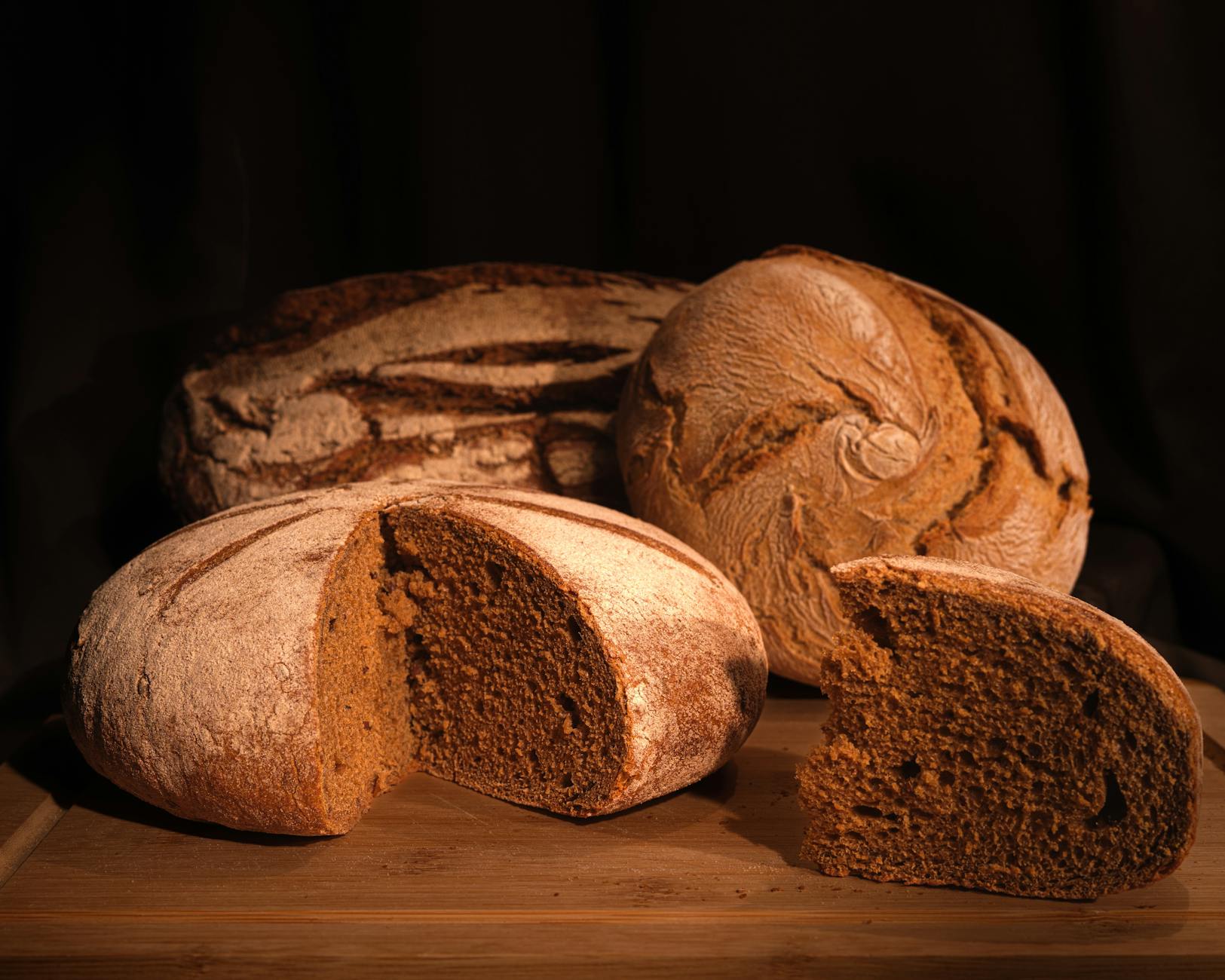 Cerneaux de noix du Quercy concassés sur une planche en bois