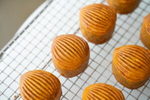 Financiers dorés alignés sur une grille de refroidissement
