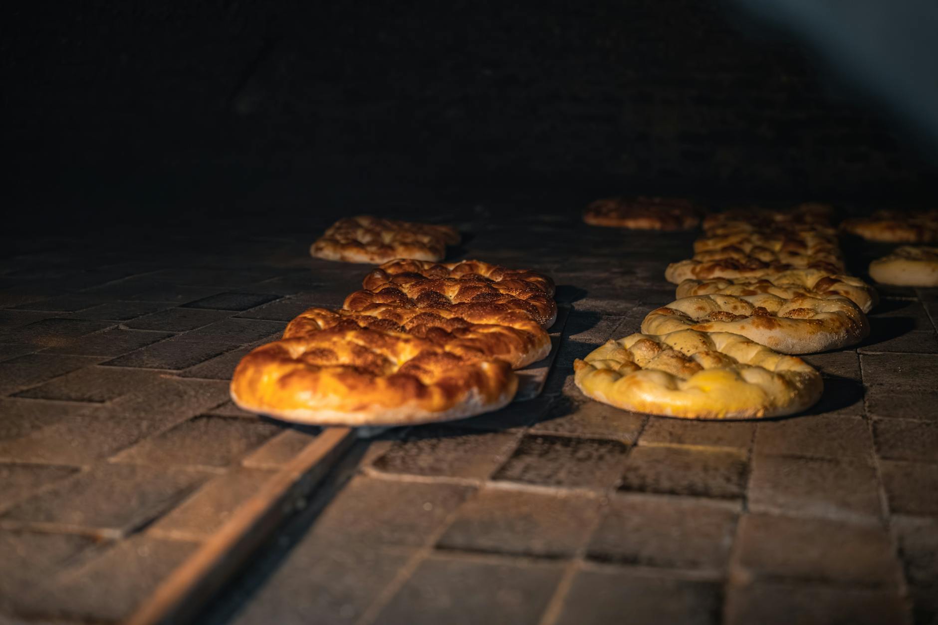 Fougasse aux grattons dorée sortant du four