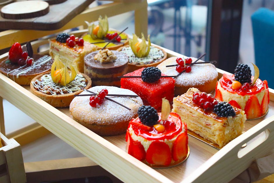 Assortiment de petits gâteaux variés dans un panier