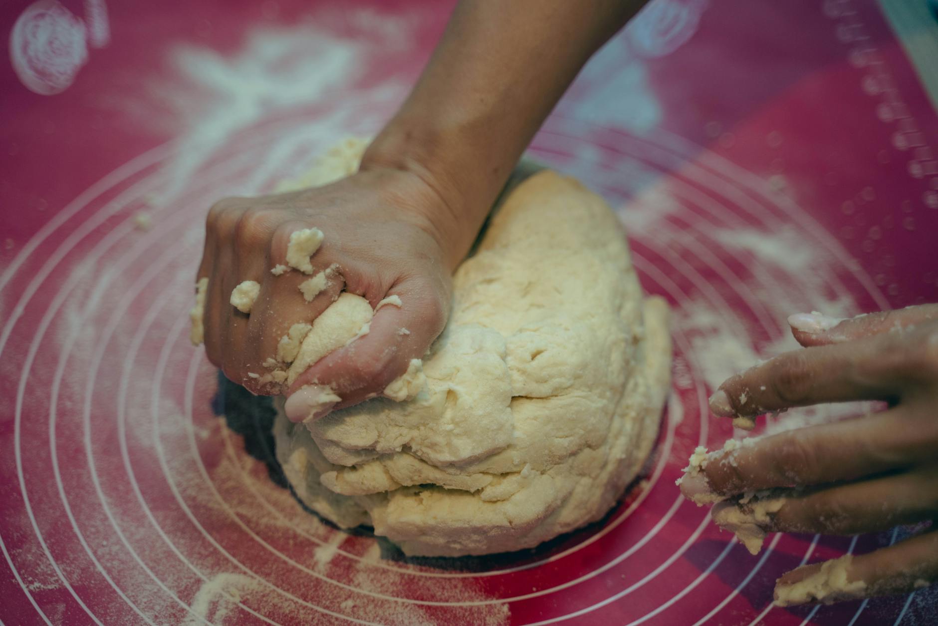 Pralines roses concassées au couteau sur une planche en bois