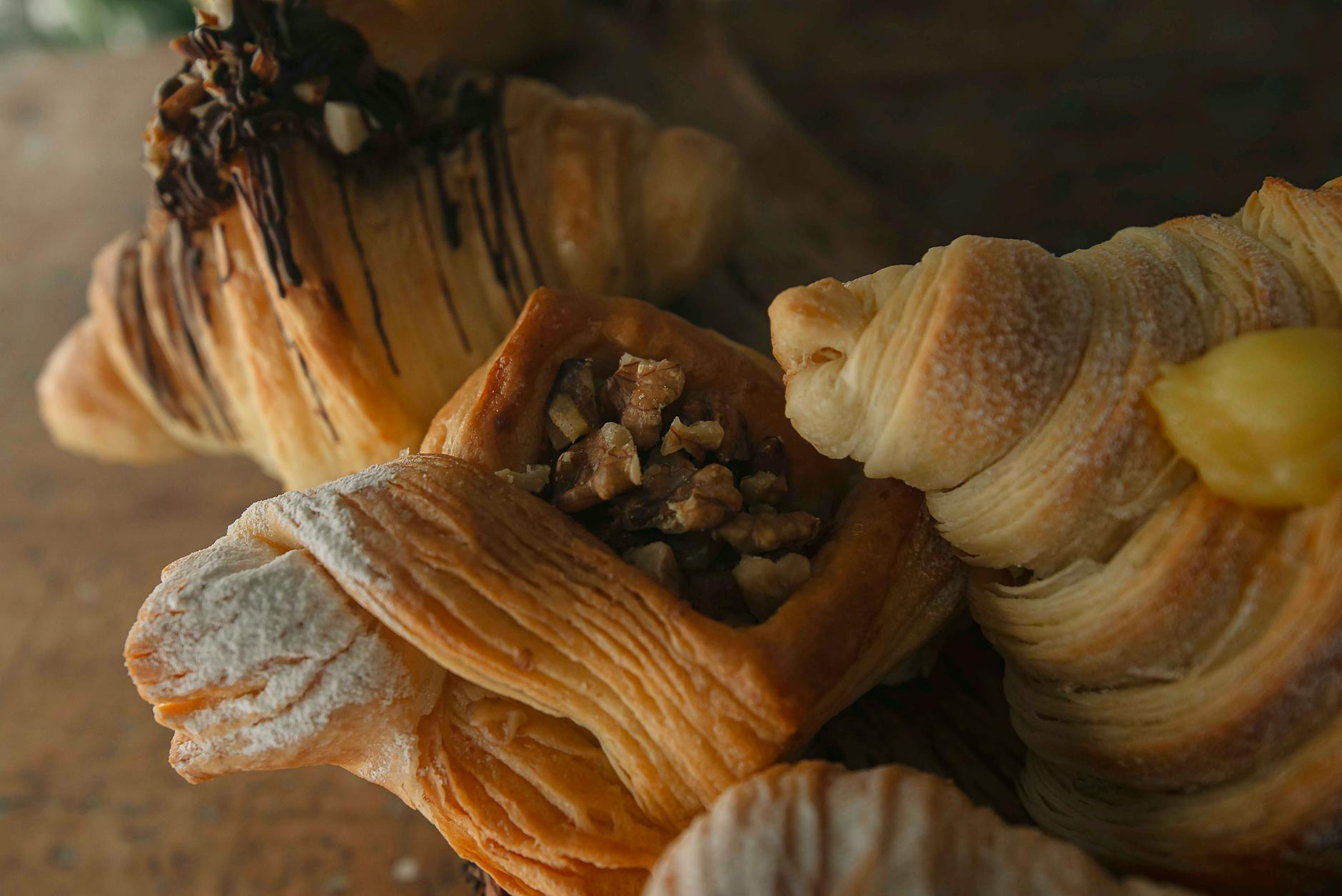 Chocolatines dorées sortant du four sur une plaque