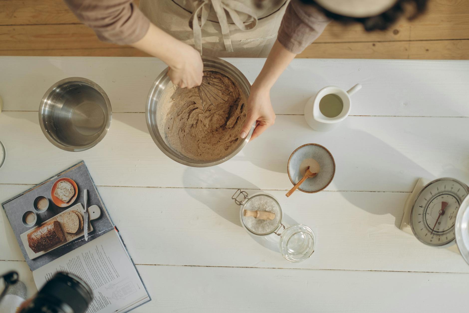 Beurre noisette doré dans une petite casserole en cuivre