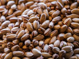Pistaches non salées étalées sur une plaque de cuisson