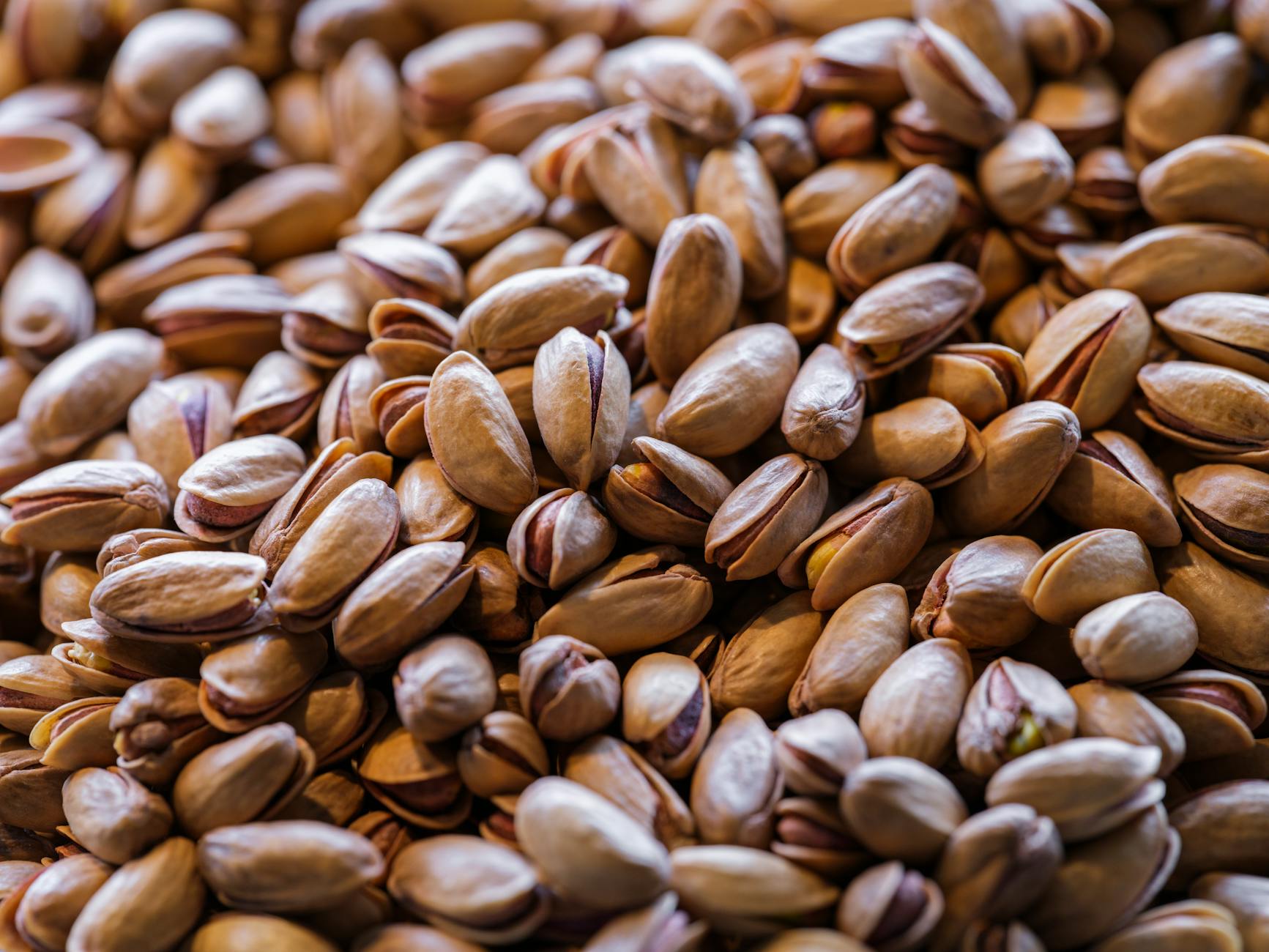 Pistaches non salées étalées sur une plaque de cuisson