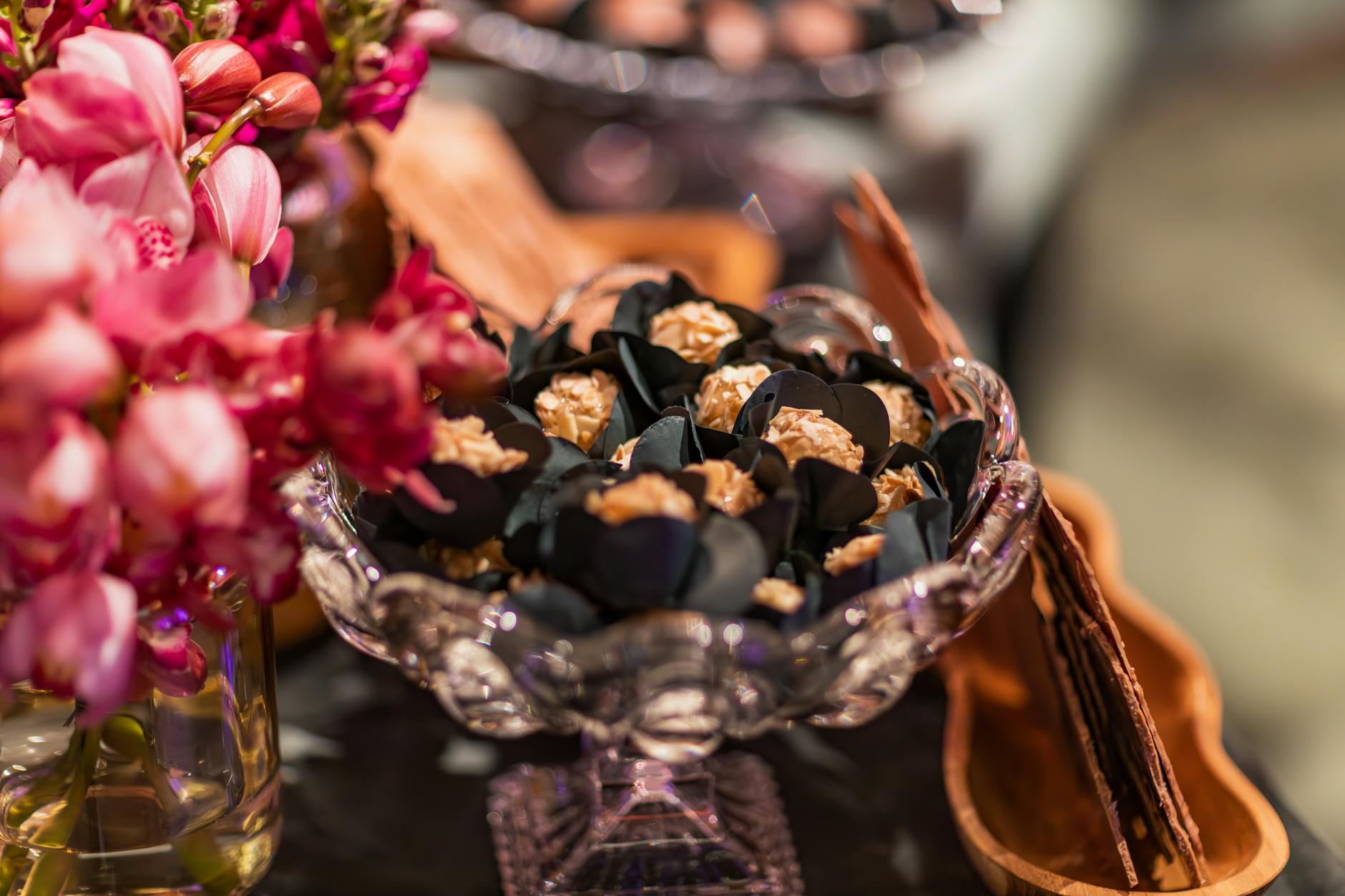 Brioche aux pralines roses tranchée révélant la mie filante et les pralines concassées